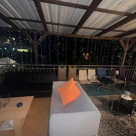 Modernes Und Stilvolles Mit Grosser Terrasse Neben Dem Bahnhof