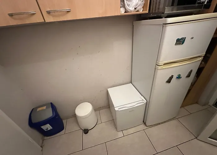 Modernes Und Stilvolles Mit Grosser Terrasse Neben Dem Bahnhof *