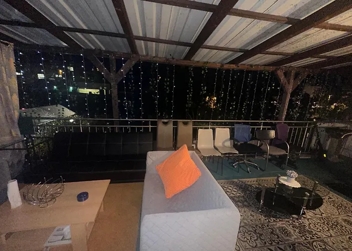 Modernes Und Stilvolles Mit Grosser Terrasse Neben Dem Bahnhof