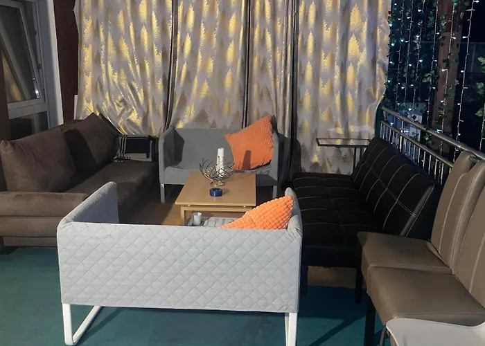 Modernes Und Stilvolles Mit Grosser Terrasse Neben Dem Bahnhof