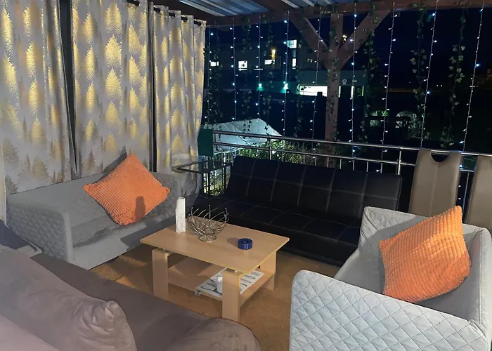 Modernes Und Stilvolles Mit Grosser Terrasse Neben Dem Bahnhof *